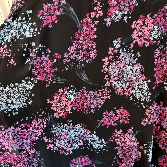 Lane Bryant Black Floral Long Sleeve Blouse in Size 24 - Picture 4 of 9